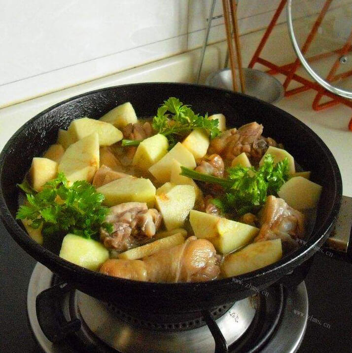 美味的苹果炖鸡块