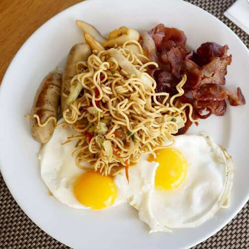 美味的鸡蛋烤肠炒面