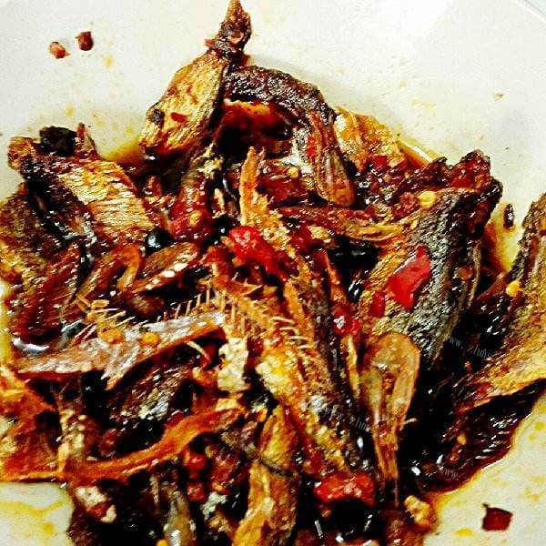 美味的爆炒火焙鱼