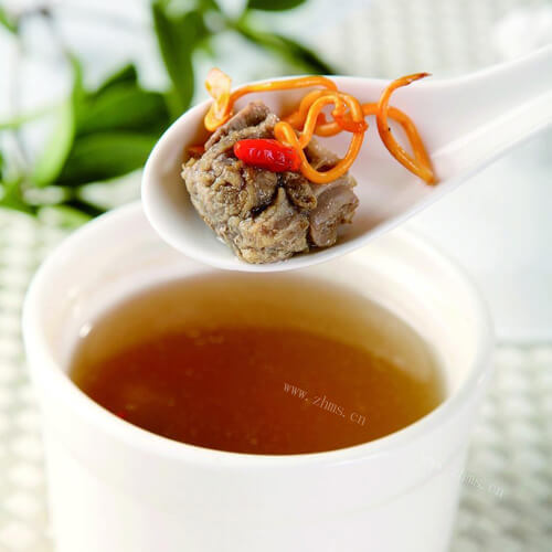 营养丰富的鲜虫草炖瘦肉汤