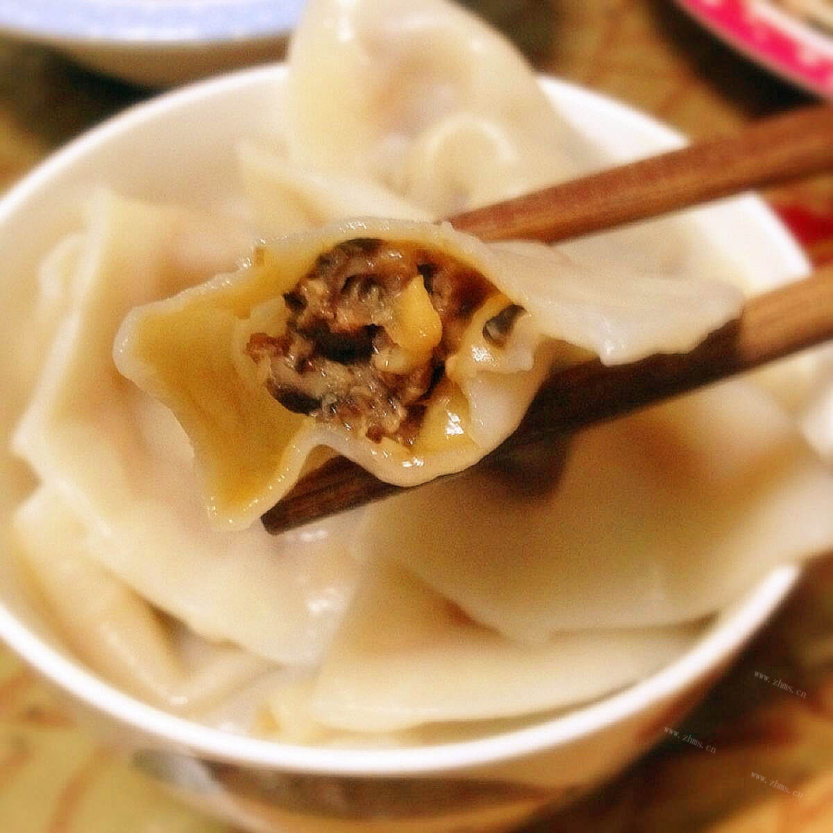 美味的笋丁香菇饺子
