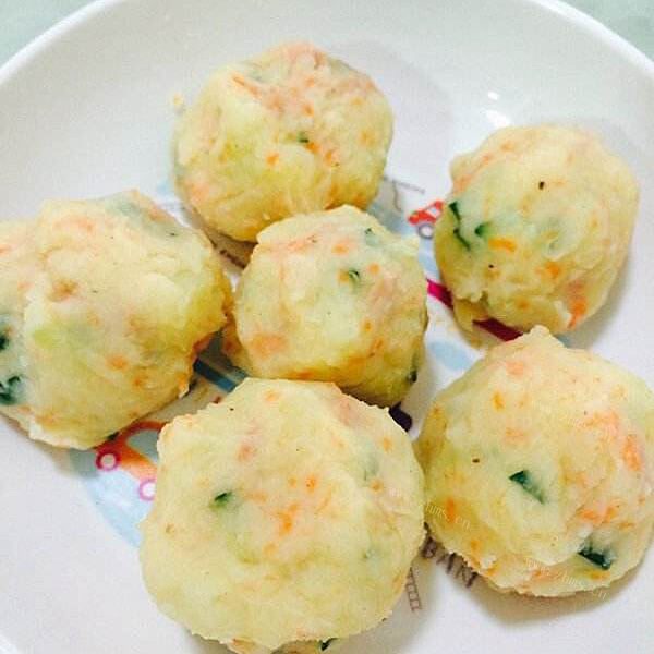 开胃的培根土豆泥丸子