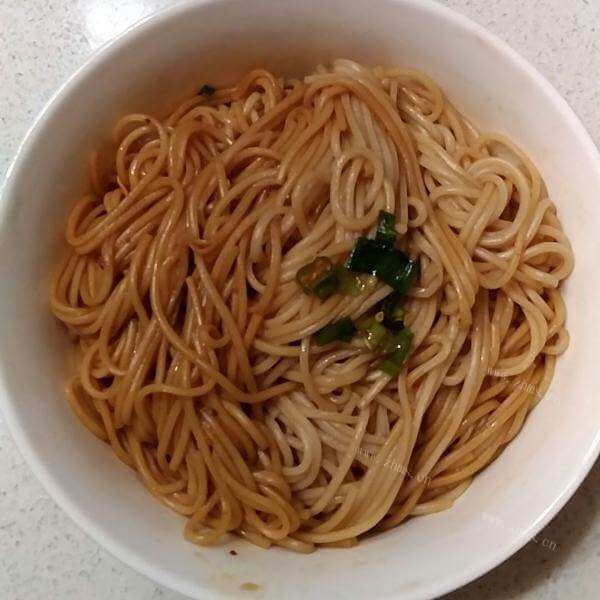美味的热干拌面