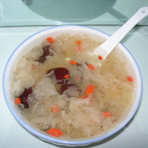 营养滋补的桃胶皂角米银耳羹