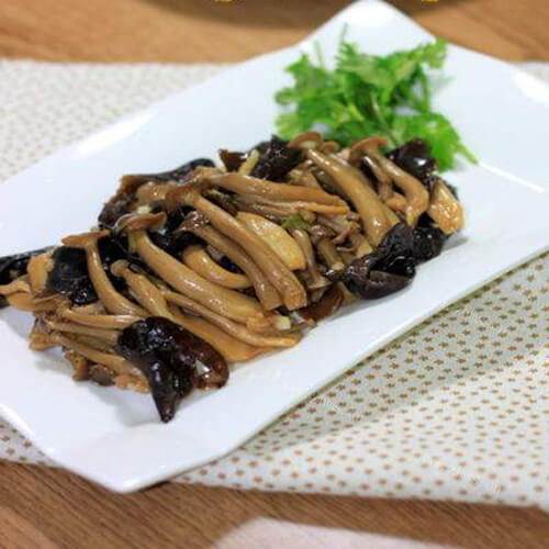 美味的爆炒鹿茸菇