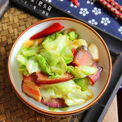 入味的腊肉煮手撕包菜