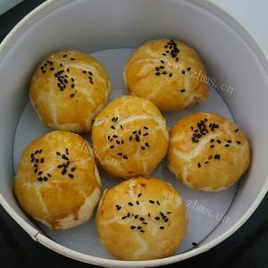 美味的栗蓉蛋黄酥