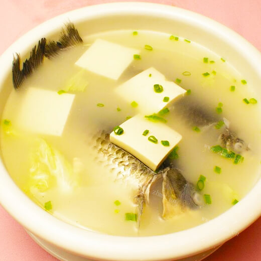 滋补的奶香鲫鱼豆腐汤