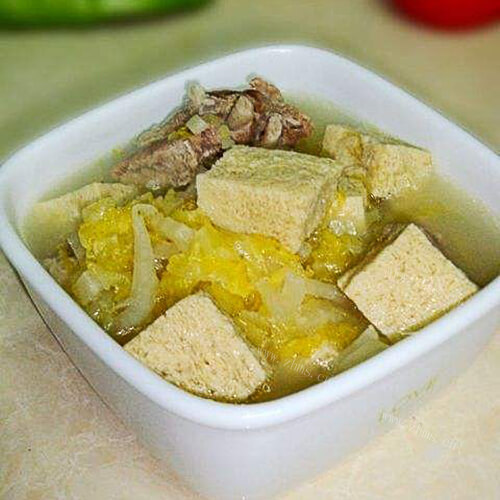 咸鲜的酸菜排骨豆腐汤