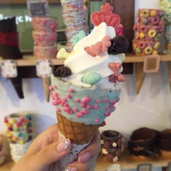 美味果仁可可冰淇淋