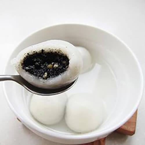 美味红糖芝麻馅汤圆