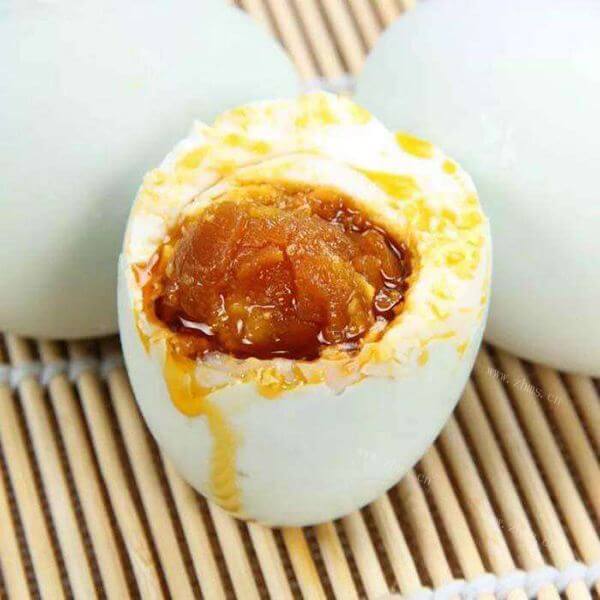 美味的自制咸鸭蛋