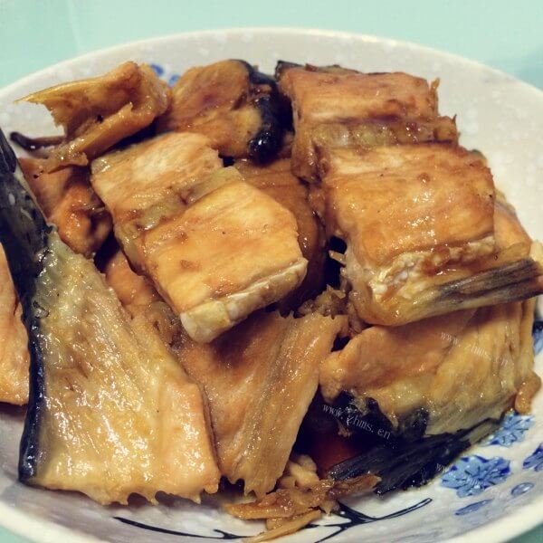 可口的白玉菇炖三文鱼骨