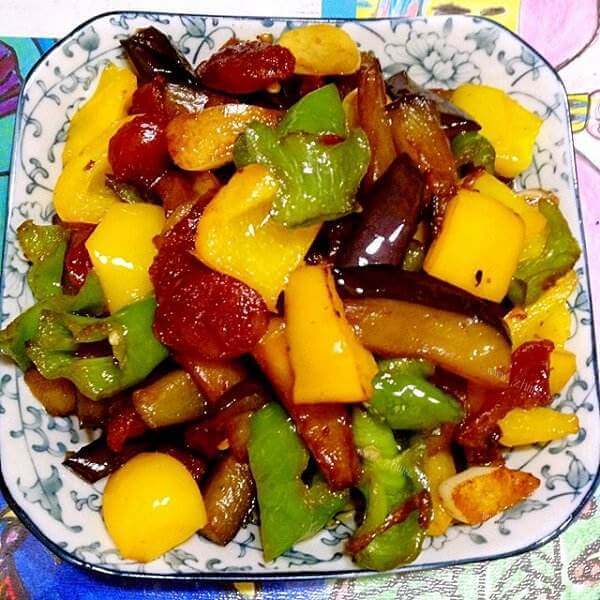 美味的腊肠炒茄子