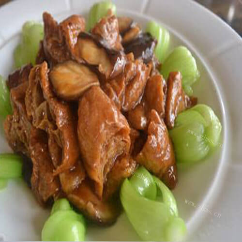 美味的炒鸡肉香菇油菜