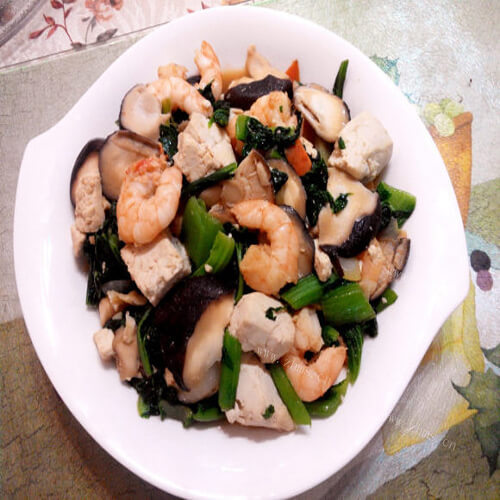 美味的白菜虾仁烩豆腐