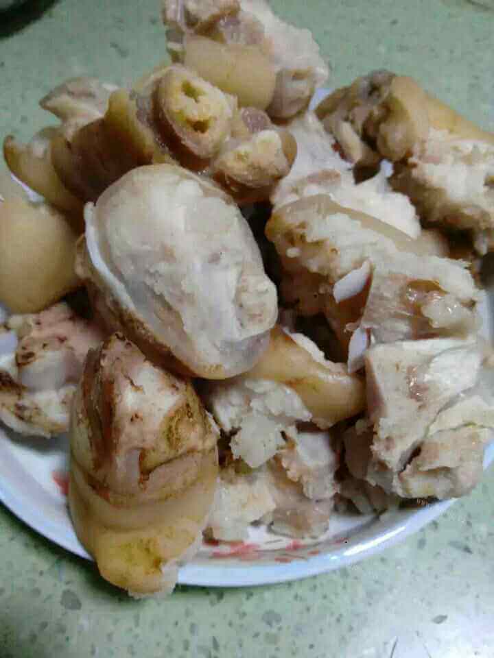 有爱的胡萝卜香菇炖猪蹄做法图解2)