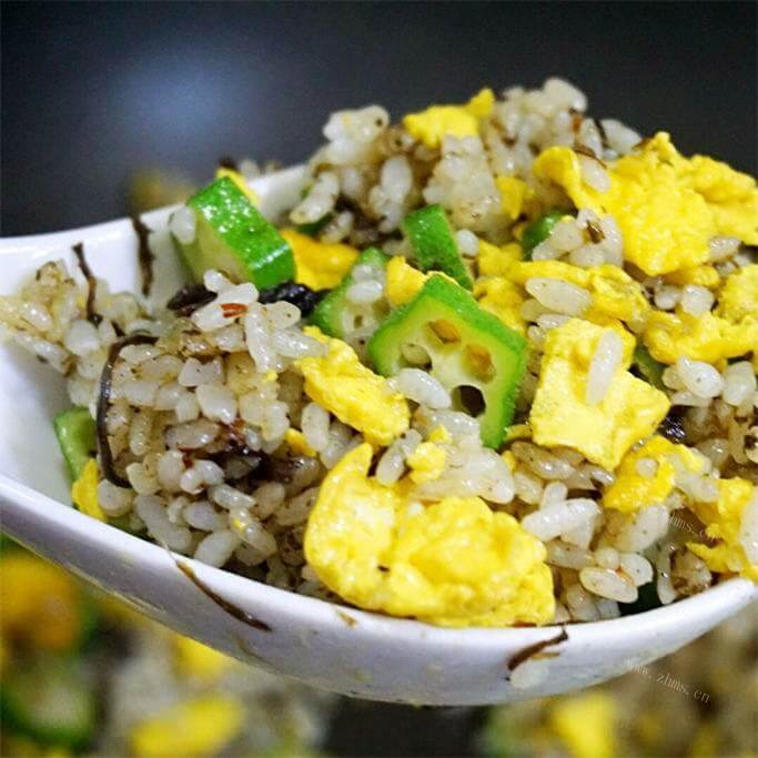 美味的三文鱼秋葵炒饭