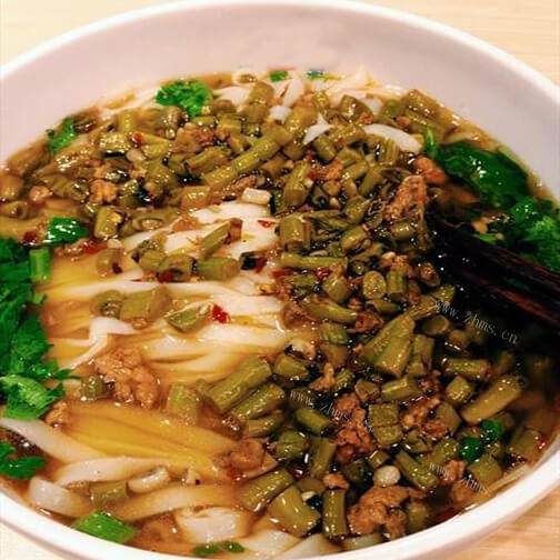 美味的酸豆角肉末盖浇面