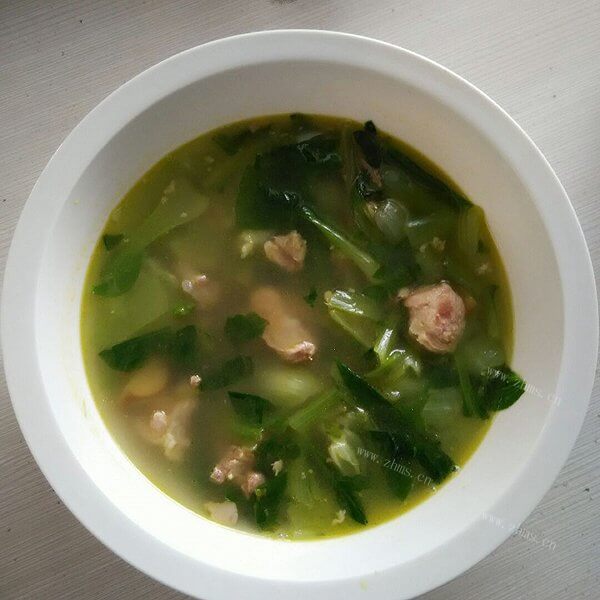 鲜香青菜腊鸡腿排骨汤