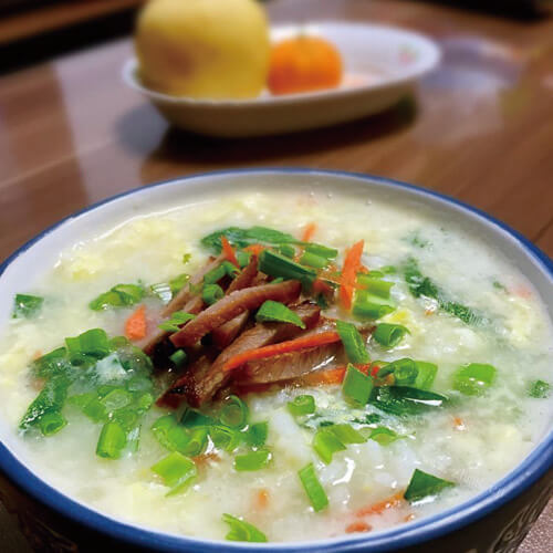 可口的青菜咸肉大米粥