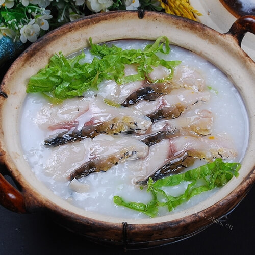 美味的蔬菜鱼片粥