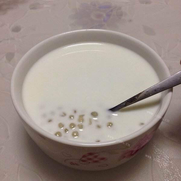 可口的柠檬椰汁