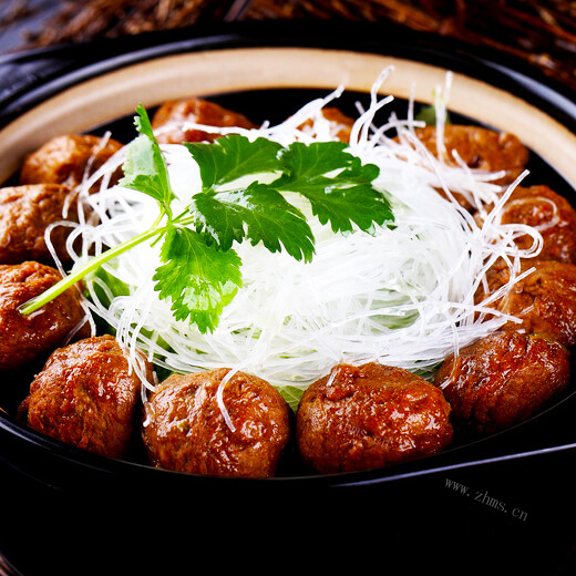 美味的白菜烧牛肉丸