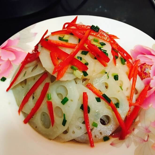 诱人的凉拌莲藕芹菜