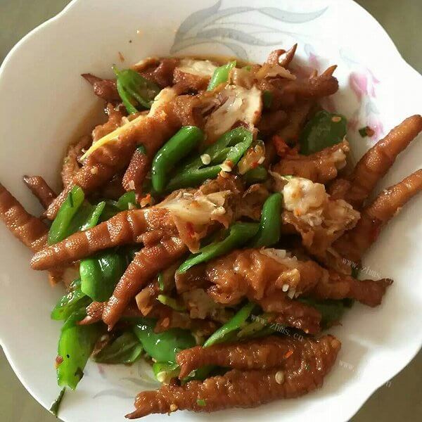 美味的辣炒凤爪