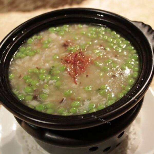 美味的香菇豌豆瘦肉粥