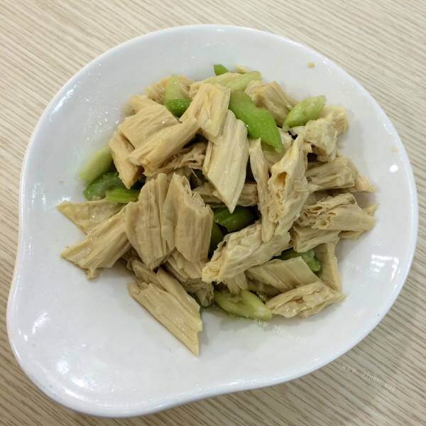 美味的西瓜皮拌腐竹