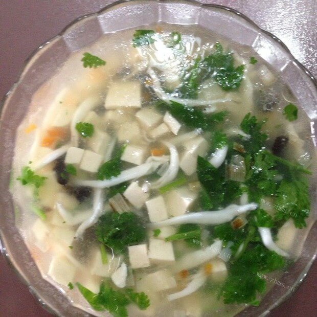 美味的银鱼豆皮汤