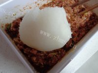 美味的菜汁肉包做法图解5)