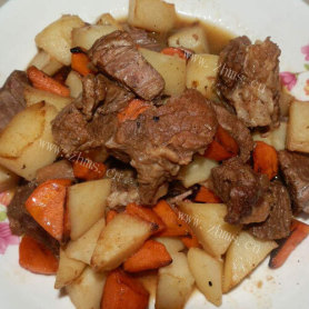 美味土豆胡萝卜炖牛腿肉
