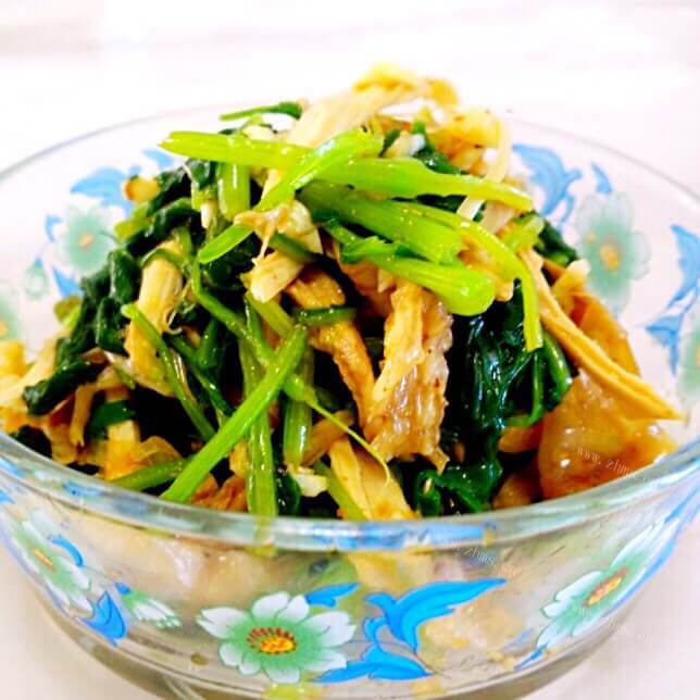 美味的鸡肉丝拌菠菜