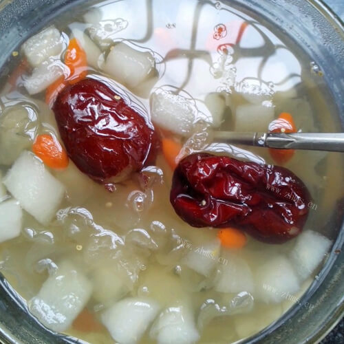 色香味俱全的银耳冰糖梨
