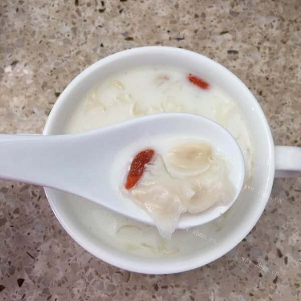 美味的养颜的牛奶炖花生