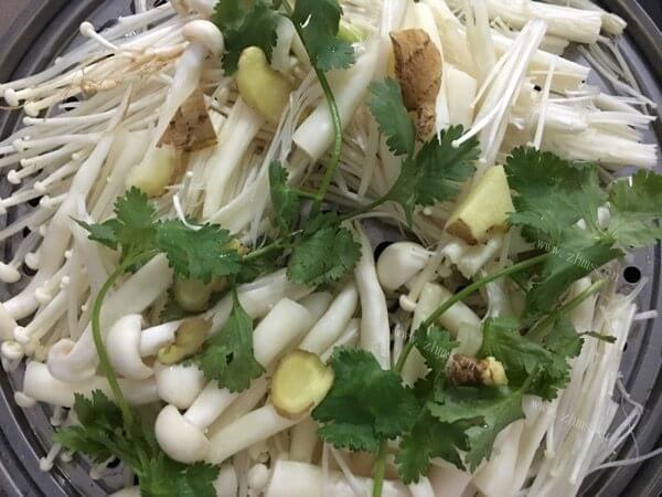八珍玉食的蒸汽鸡肉杂菇火锅做法图解6)