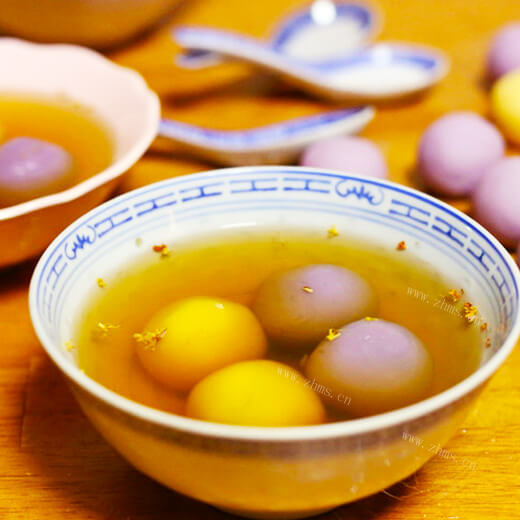 色泽鲜亮的桂花奶香汤圆