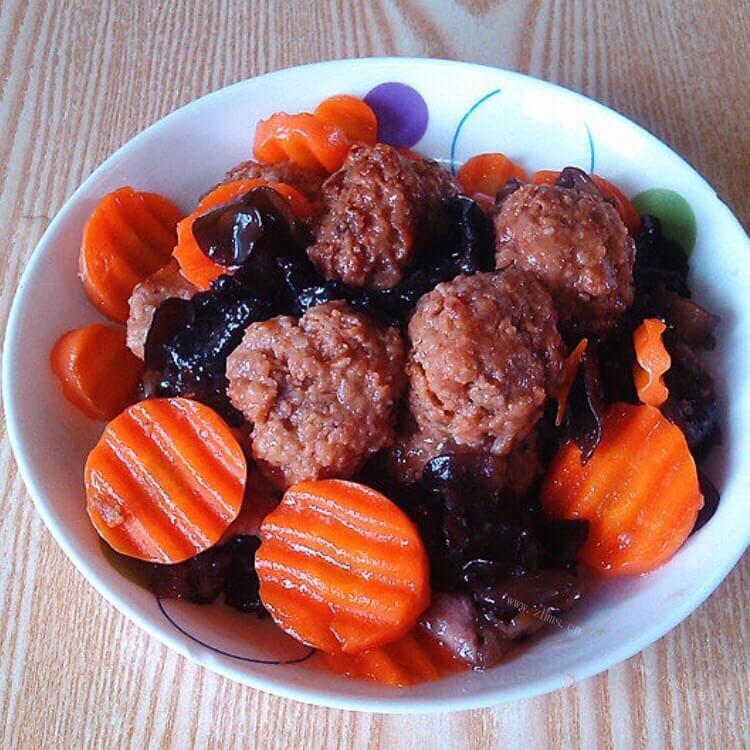 美味的红萝卜木耳肉丸