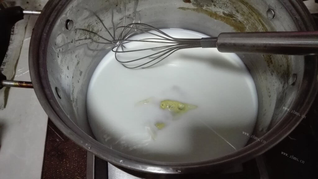 美味的草莓奶酪凉糕做法图解3)