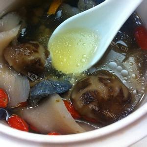 美味的花旗参响螺鸡汤