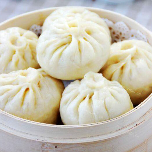 美味的猪肉大葱酸菜包子