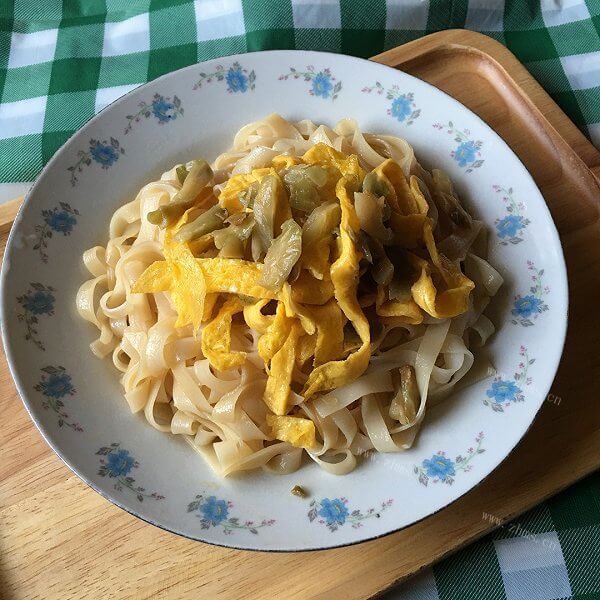 美味的花菜叶蛋丝面