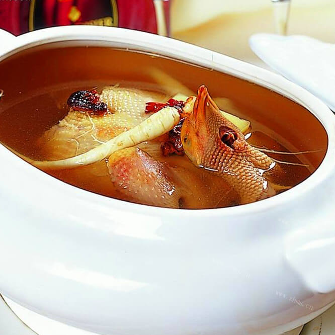 好吃的红枣菠萝蜜籽炖乳鸽