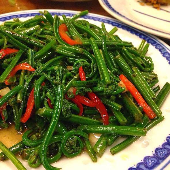 家常腊肉番茄煮水蕨 