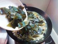 家常牛腩炖海带结做法图解7)