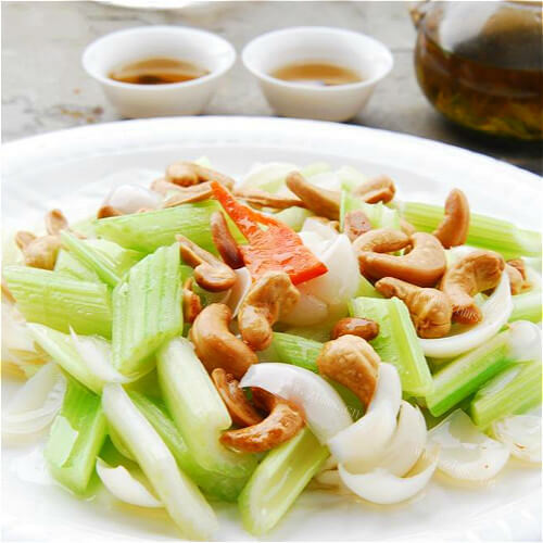 美味的藕带炒腰果