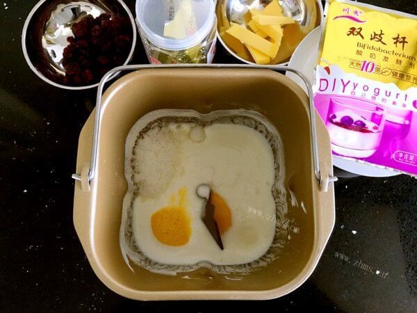 美味的酸奶豆沙面包做法图解3)
